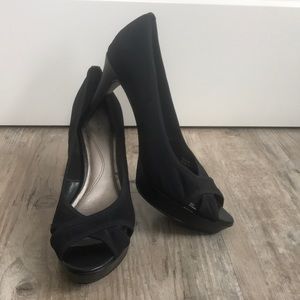 TAHARI pumps